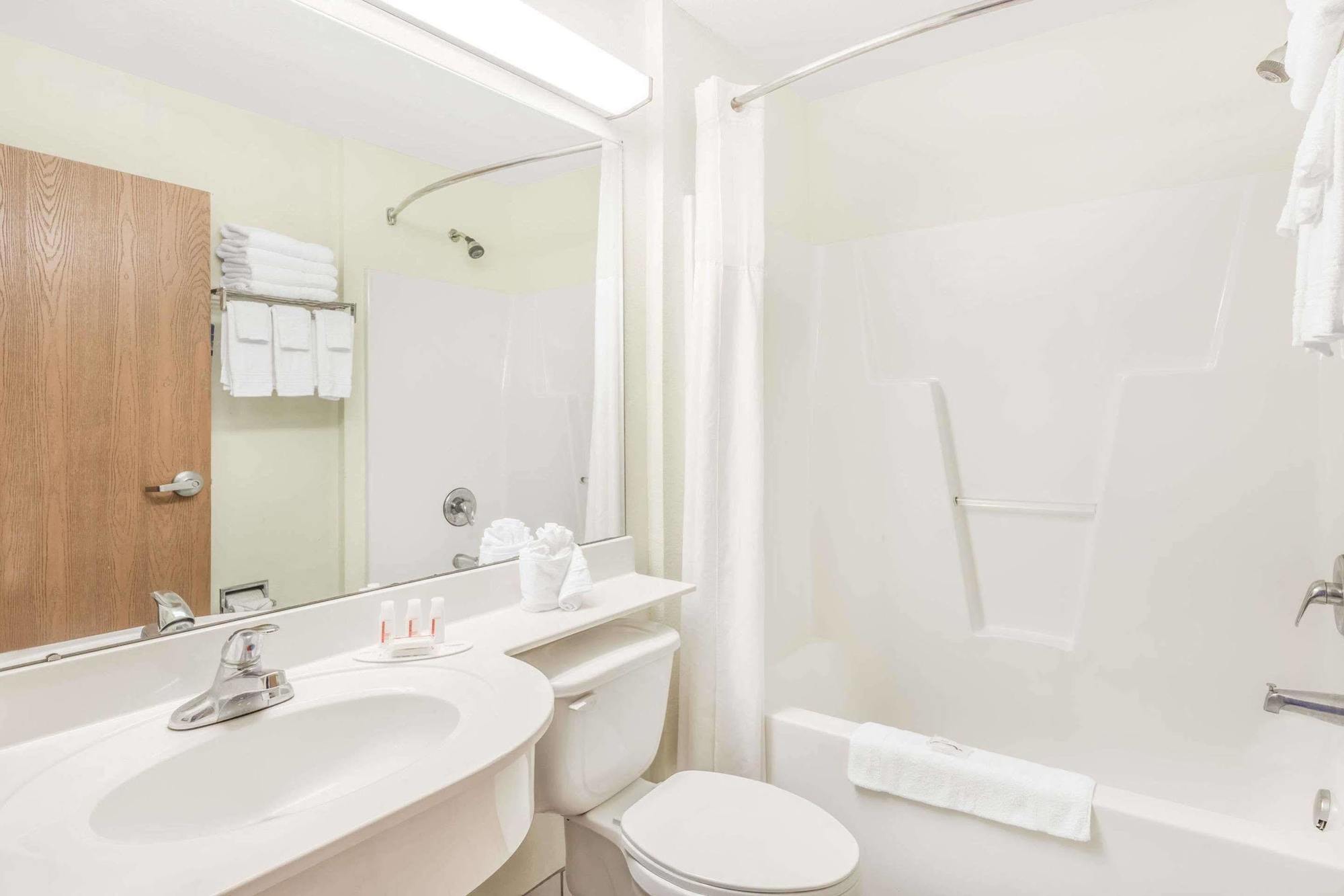 Microtel Inn & Suites By Wyndham קרולינה ביץ' מראה חיצוני תמונה